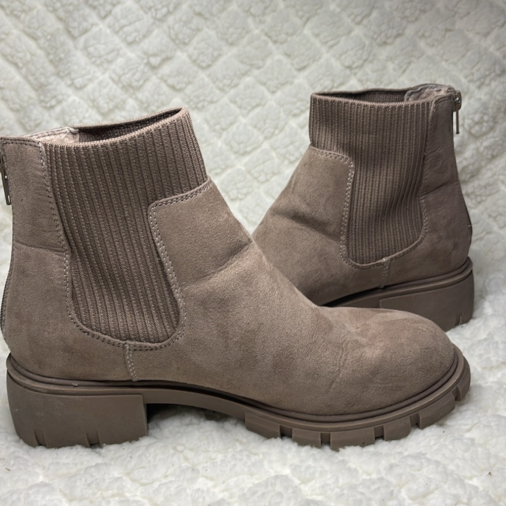 Steve Madden
Steve Madden J-Hutch Faux Suede Chelsea Ankle Boots. Size 4